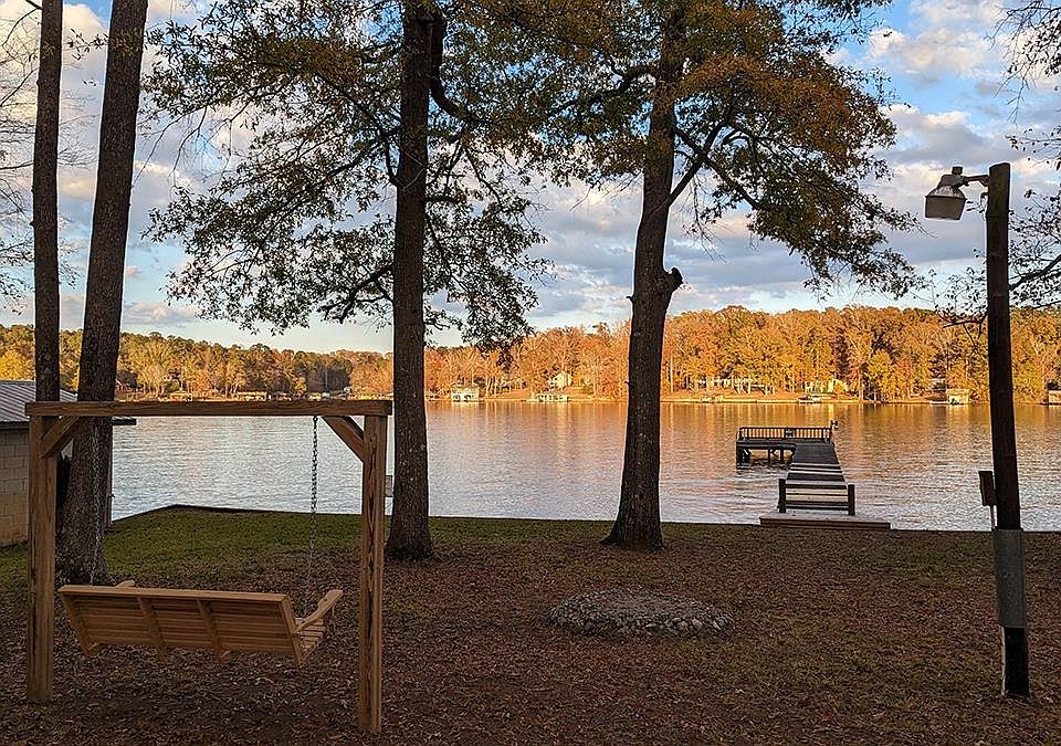 1st image of 183 Lakeshore Dr