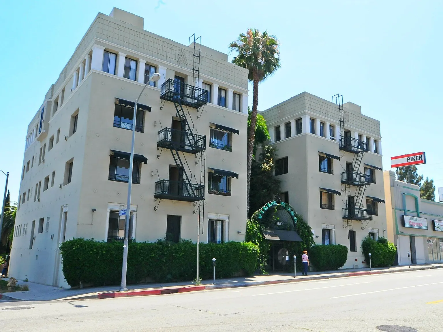 Villa Rosa Apartments...Centrally Located...Apartment w/Hardwood Floors...CALL NOW! — Photo 1