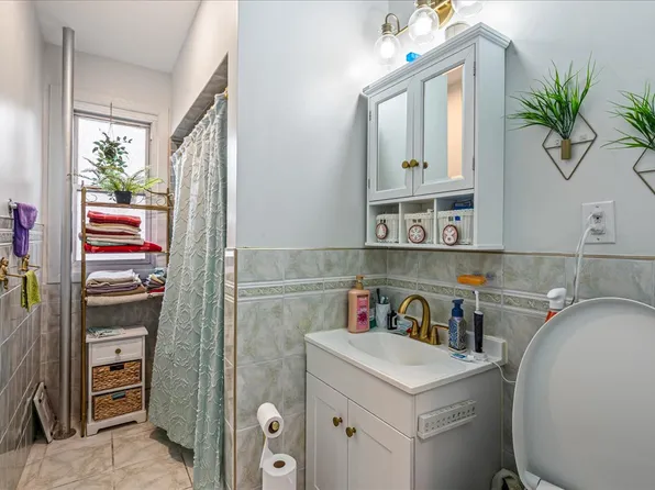 938 Troy Avenue image 12 of 24