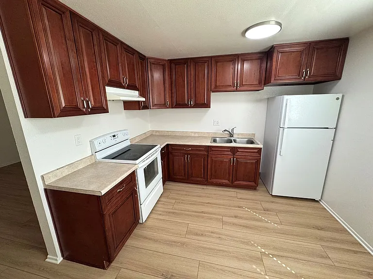 711 E. Pleasant Street — Photo 28