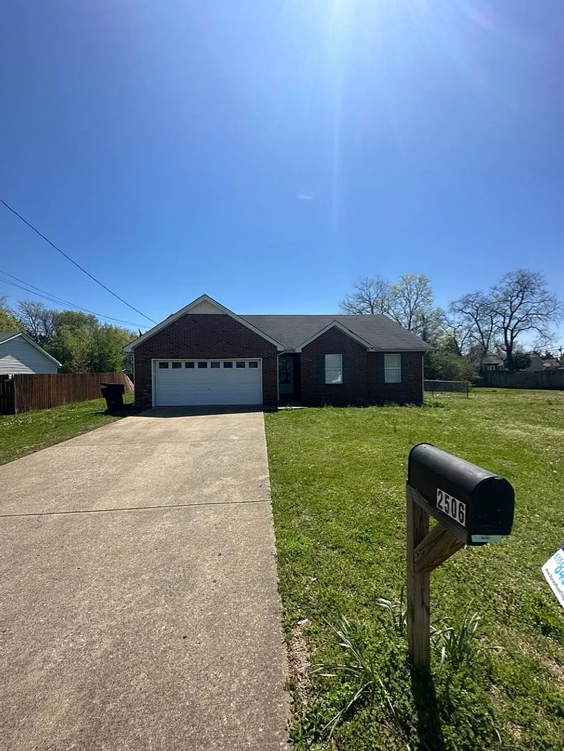 Charming 3 BR, 2 BA, 2 Car Garage Near MTSU — Photo 1