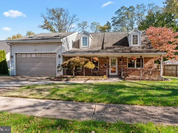 212 Plumbridge Dr, Levittown, PA 19056