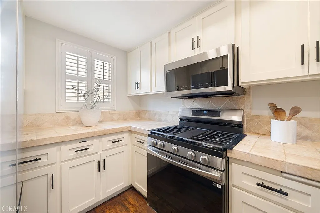 2 bed, 867 sqft, $3,000 — Photo 4