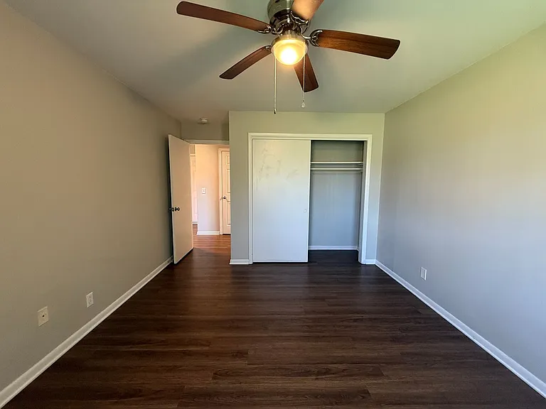 Executive House Apartments — Photo 35