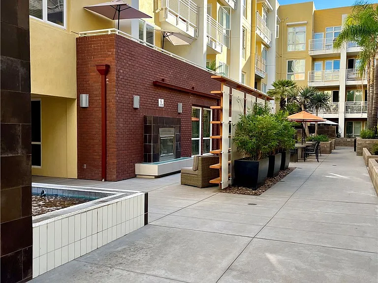 21301 Erwin St #449 — Photo 2