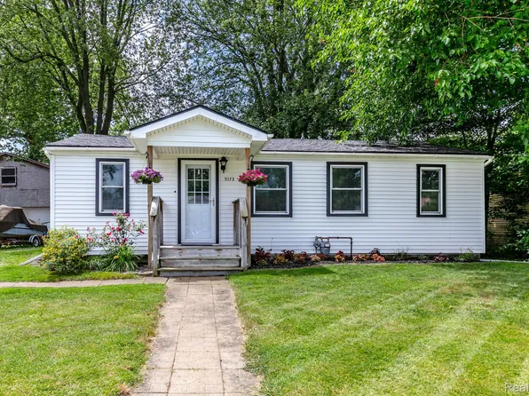 5173 Plum Creek Dr, Monroe, MI 48161