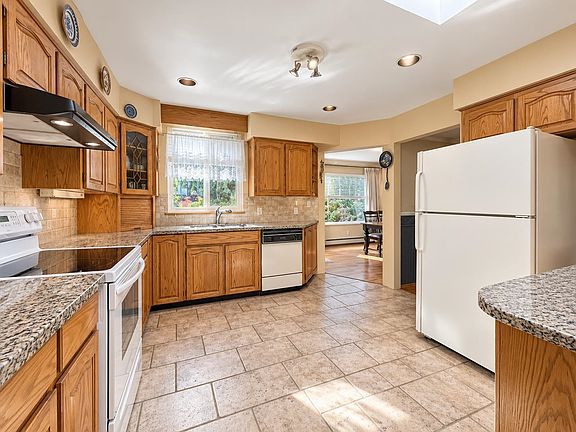 5th image of 1180 Devonshire Cres