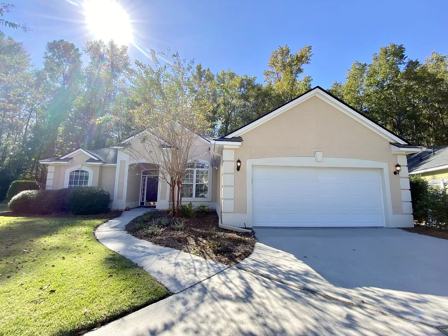 3 bed, 2.0 bath, 1900 sqft, $2,995 — Photo 1