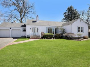 17 Parkwood Rd, West Islip, NY 11795