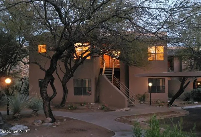 3 bed, 2.0 bath, 1219 sqft, $2,000 — Photo 2