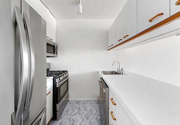 4th image of 350 W 50th St #21CC