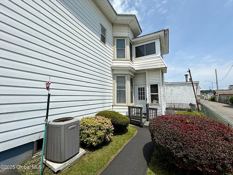 4th image of 108 Florida Avenue