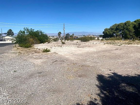 4th image of 323 N Pueblo Blvd