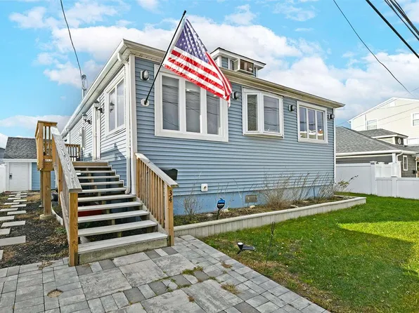 34 Lexington Walk, Island Park, NY 11558