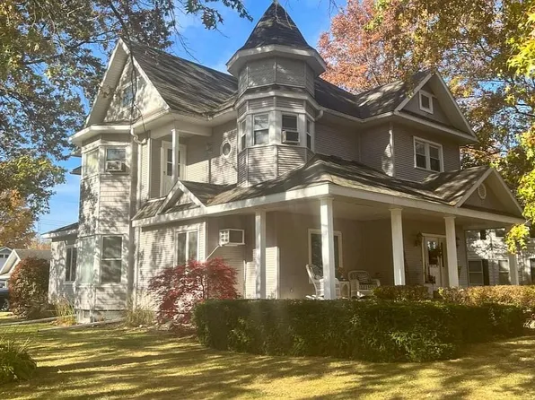 218 S Pine St, Nokomis, IL 62075