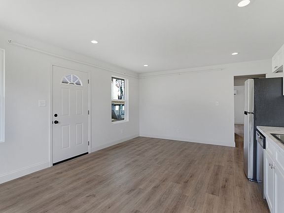 4th image of 2303 Parkview Ave #102