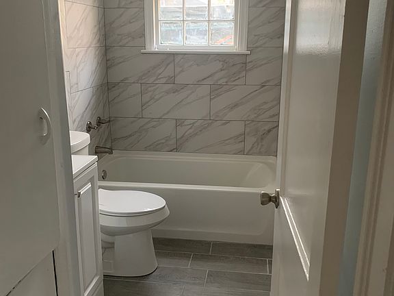 Hall bathroom (Full)