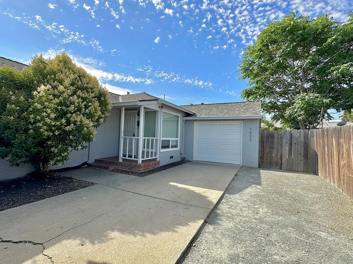 1037 Elm St photo 1