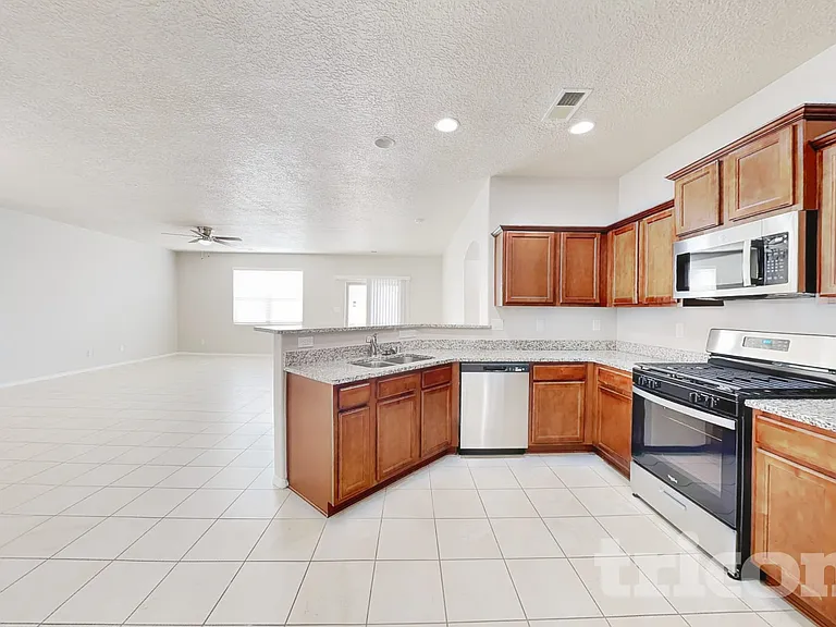 2081 Camino Rincon SW — Photo 4