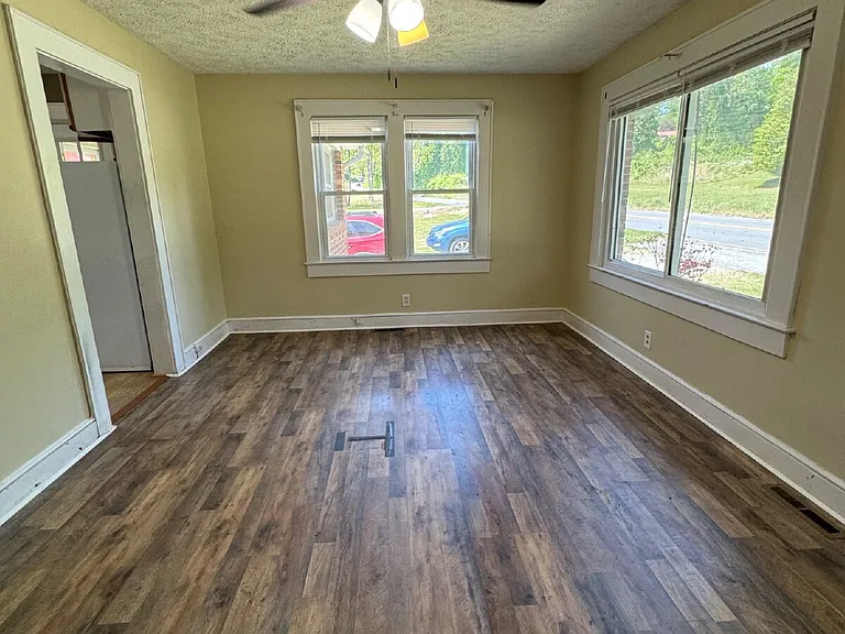 1810 Willow Rd — Photo 4