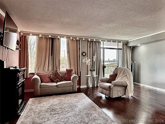 5th image of 450 W 7th St APT 207