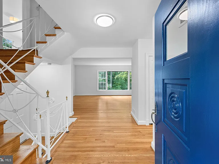 2816 Ellicott St NW — Photo 2