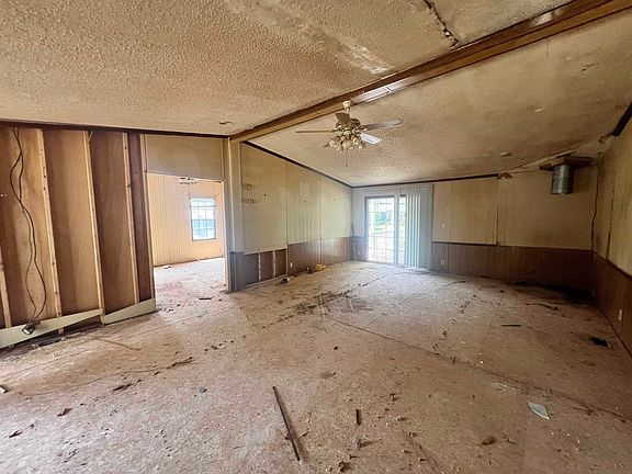 3rd image of 724 E Victor Hill Rd