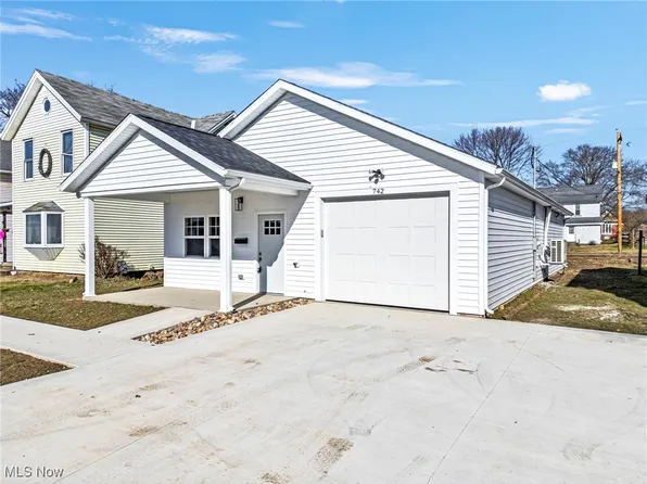 742 Elm St, Coshocton, OH 43812
