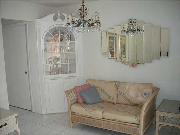4th image of 160 NE 8th Ave APT 3A