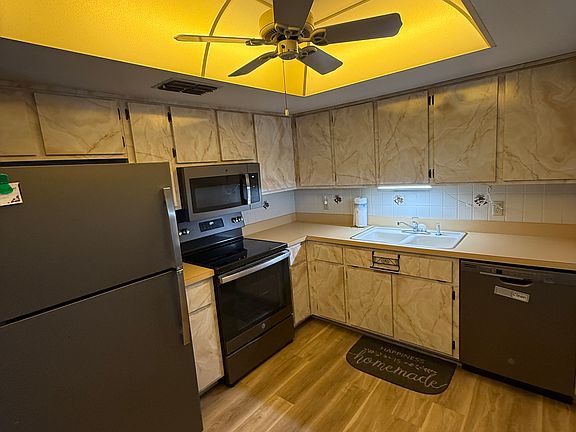 Kitchen with eat in area