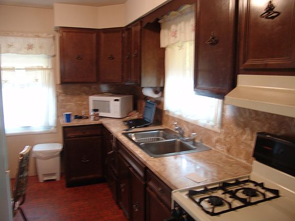 3rd image of 3133 Fairview Ave