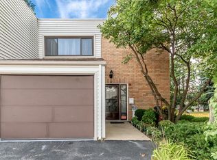 372 Oaktree Ct, Hoffman Estates, IL 60169