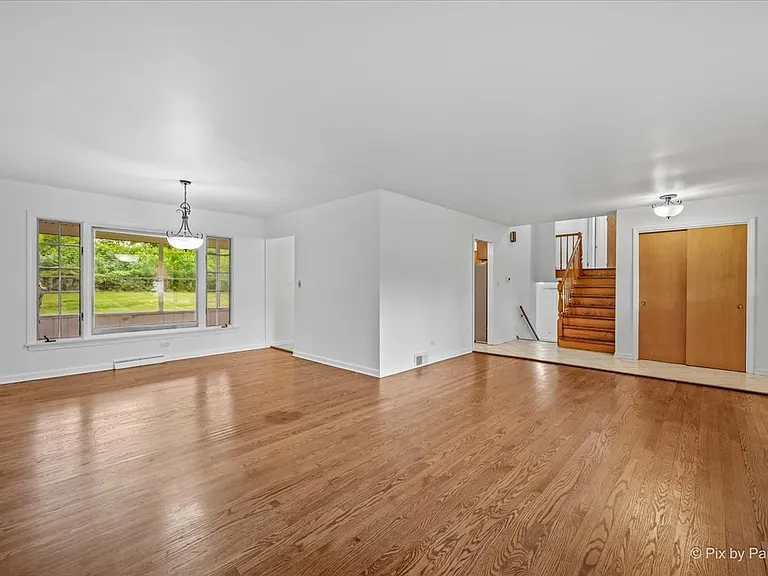 116 S Deerpath Rd — Photo 5