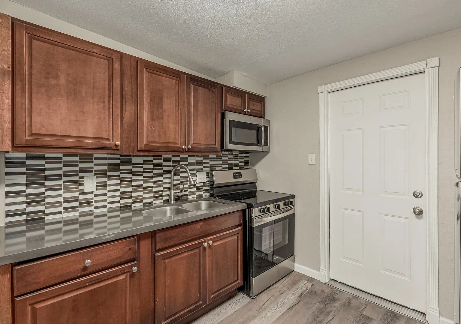 Las Palmas Apartments — Photo 1