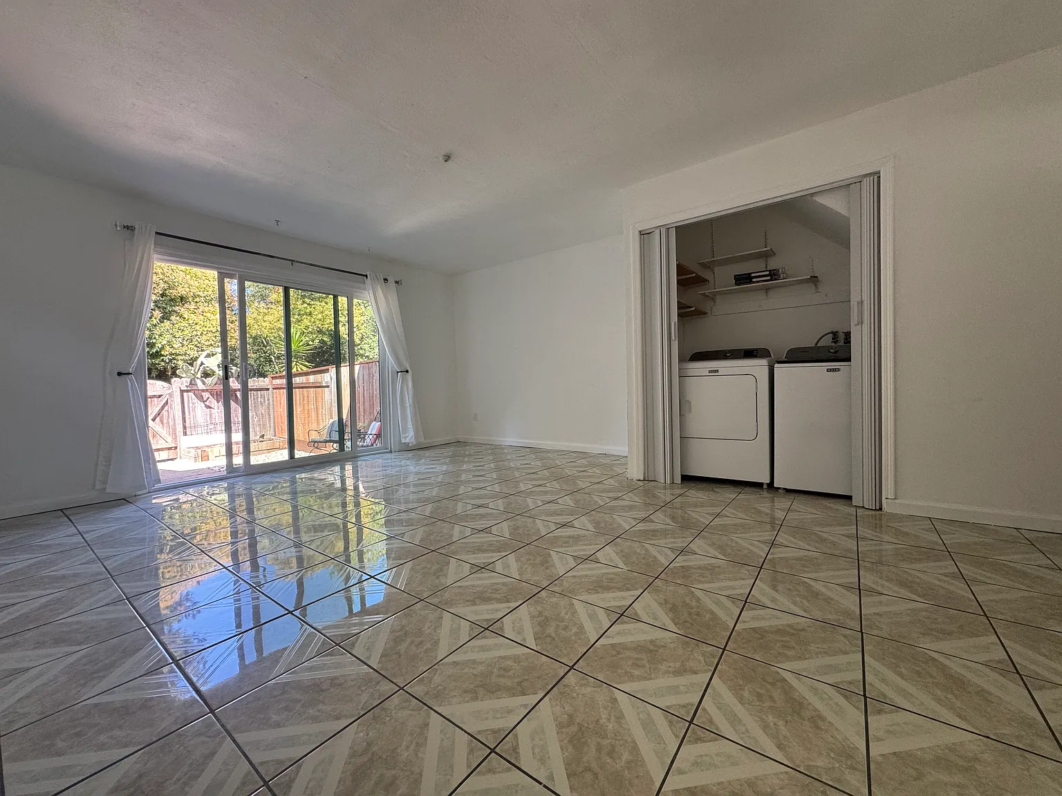 2 bed, 1.5 bath, 1024 sqft, $2,700 — Photo 2