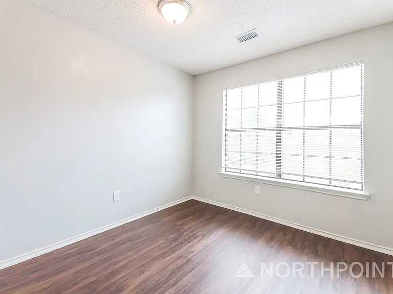 2708 Briarbank Cir — Photo 11