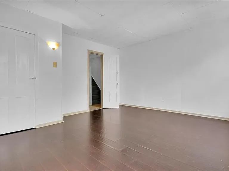 446 W Allen St — Photo 9