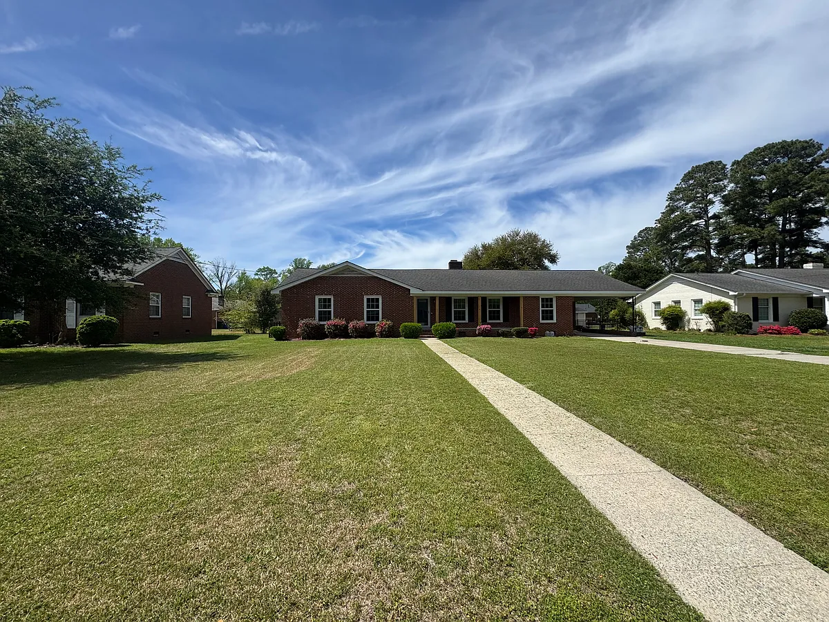 Building Photo - 3002 S Elm St
