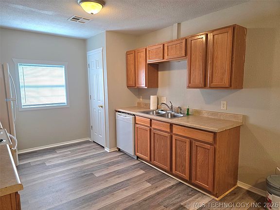 5th image of 942 N Ross Ave