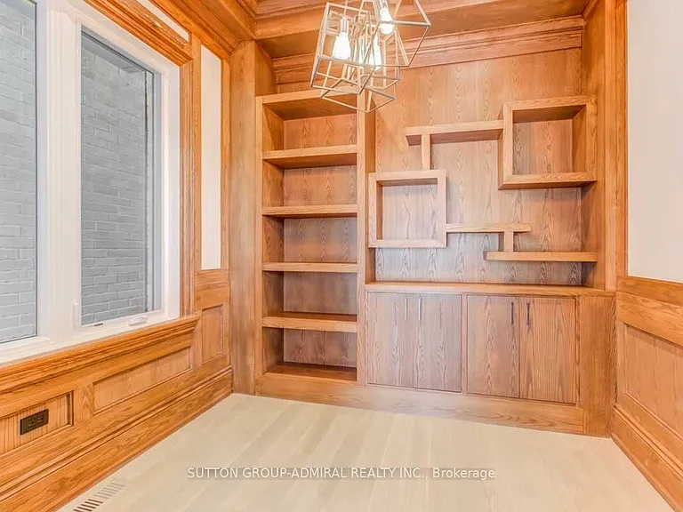 305 Finch Ave E — Photo 4