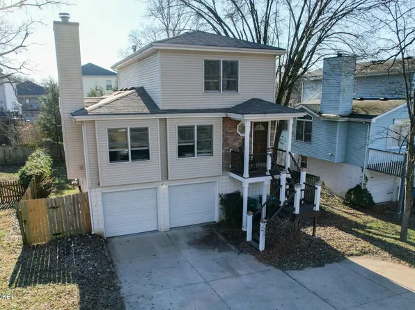 908 Blankenbaker Ln, Louisville, KY 40207