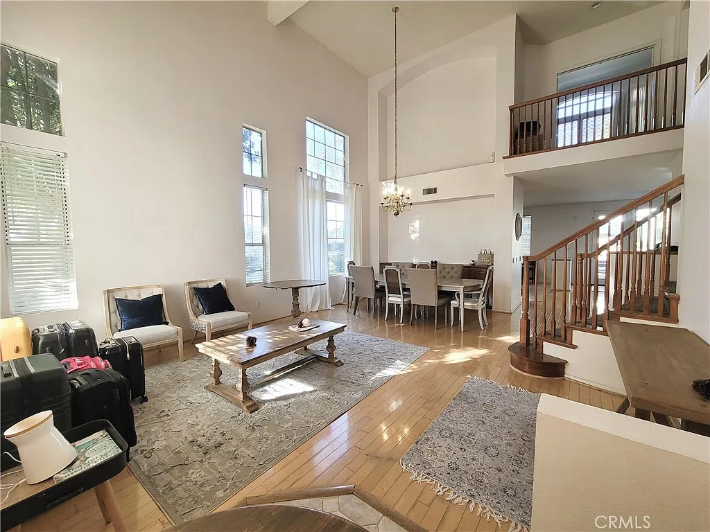 5 bed, 2838 sqft, $4,500 — Photo 2