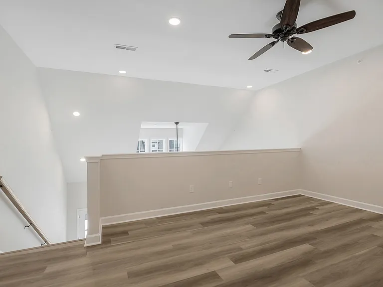 1150 England Dr — Photo 15