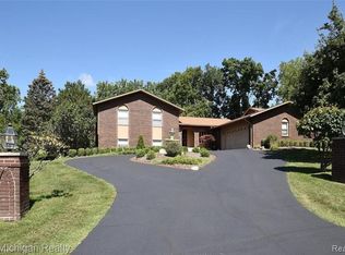 2272 Holton Ln, West Bloomfield, MI 48323