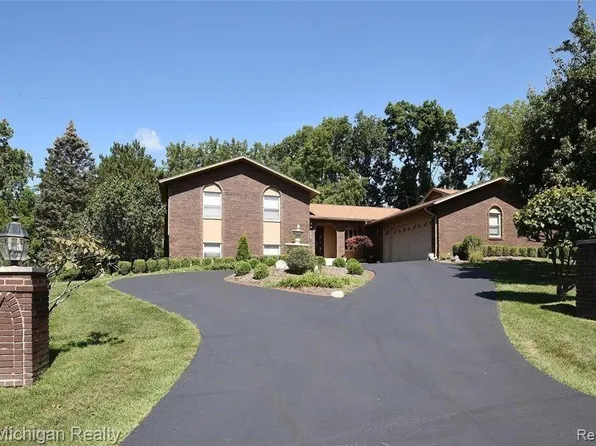 2272 Holton Ln, West Bloomfield, MI 48323