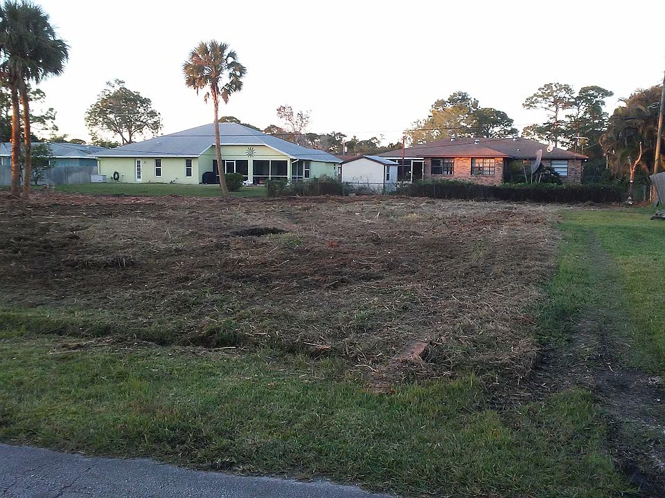 2nd image of 573 NW Ferris Dr