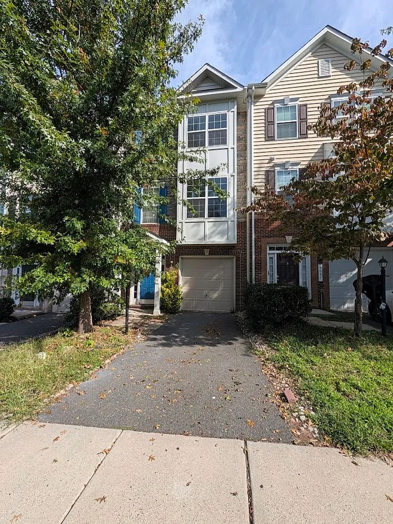 Bright and Sunny Townhouse In Manassas Park — Photo 1