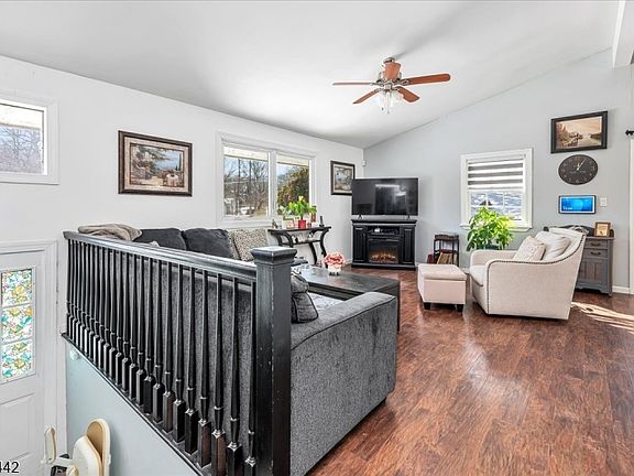 4th image of 68 Marcia Rd