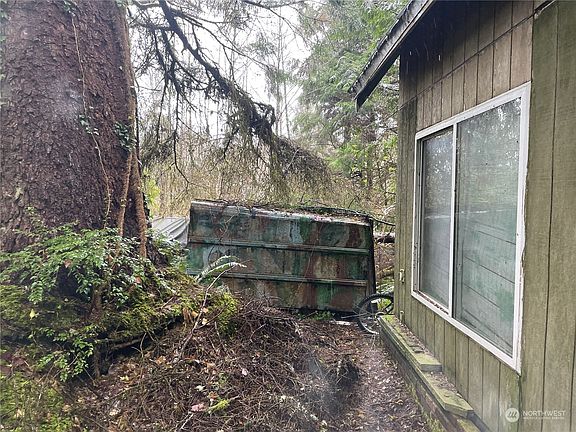 Side of Cabin/House.  Junk will be hauled off.>