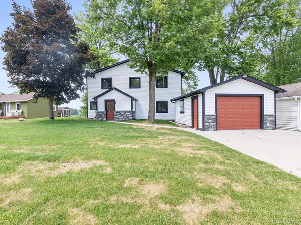 16186 Softwater Lake Dr, Linden, MI 48451